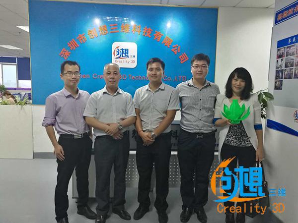 广西快速成型制造技术协会潘会长（左二）与创想三维陈春 敖丹军 刘辉林等合影