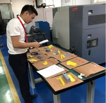 裁判对3D打印机作品进行评分