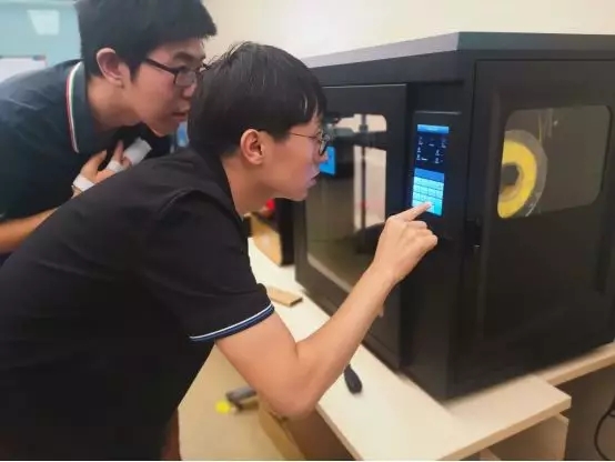 学员使用3D打印机制作作品