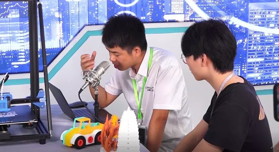 演示了新品CR-10 V2 3D打印机的操作步骤和打印效果等