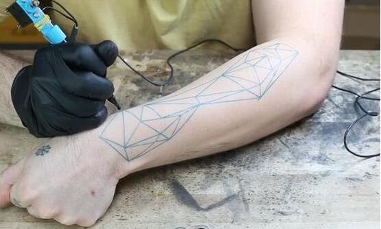 法国学生将3D打印机改装成自动纹身机