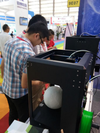 来自朝鲜的参展人到创想三维展位参观，洽谈