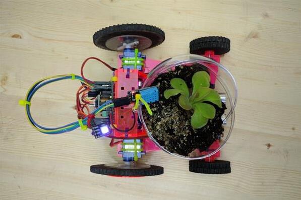 智能3D打印机器人Plantoids载着绿植去生长条件最好的地方