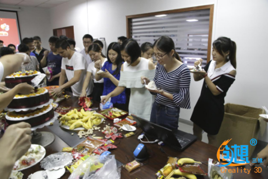员工生日会 情暖“创想人”