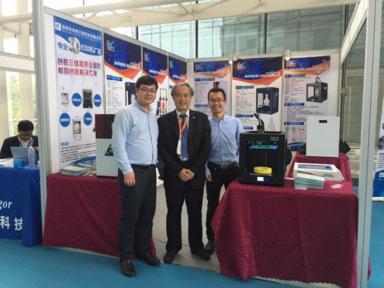 卢秉恒院士到创想三维展位（展位号B1）参观指导  