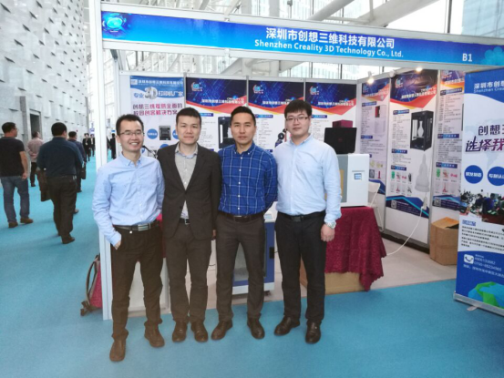 左起创想三维联合创始人兼市场总监敖丹军、长朗三维董事长劳长石博士、IME3D董事长龙华教授、 创想三维联合创始人兼运营总监、地创三维总经理刘辉林