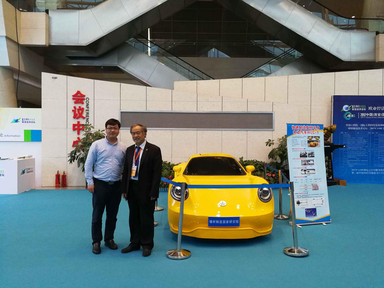 卢秉恒院士与创想三维联合创始人兼运营总监、地创三维总经理刘辉林与合影