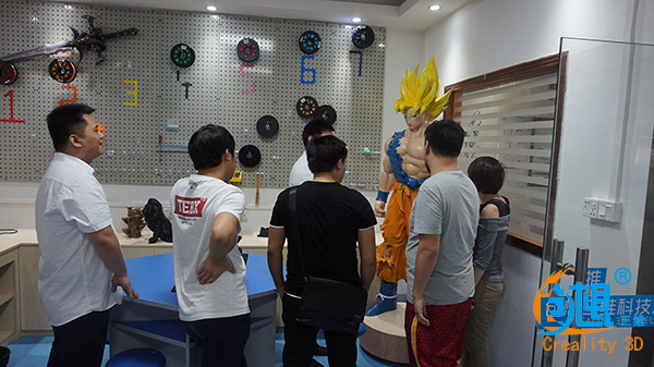 3D打印爱好者现场体验3D打印笔操作