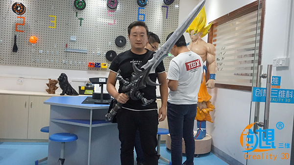 3D打印爱好者参观STEAM教育样板间