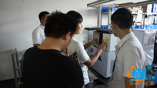 3D打印爱好者操作创想三维FDM3D打印机