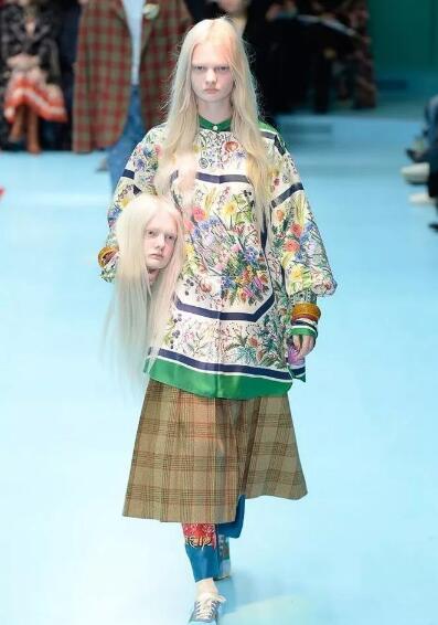 Gucci秀场模特手提自己的3D打印头颅走秀 Gucci秀场模特手提自己的3D打印头颅走秀