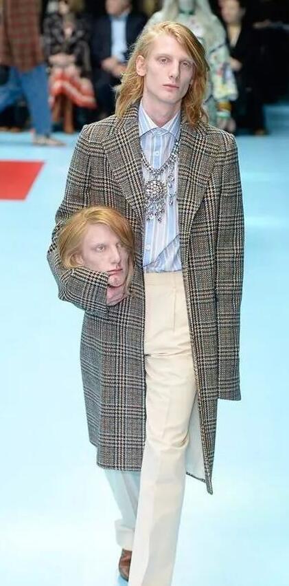 Gucci秀场模特手提自己的3D打印头颅走秀 Gucci秀场模特手提自己的3D打印头颅走秀
