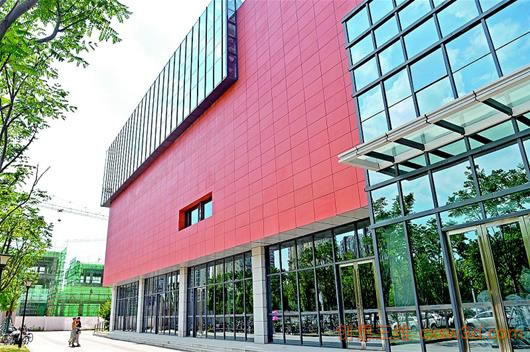 武汉常青城商业体红色外立面采用3D打印建筑新材料
