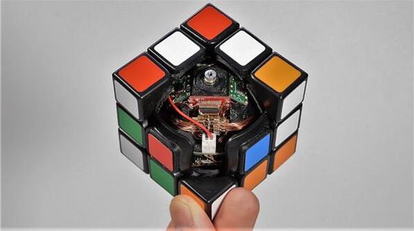 这个令人敬畏的3D打印机器人魔方可以解决自己