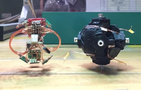 这个令人敬畏的3D打印机器人魔方可以解决自己