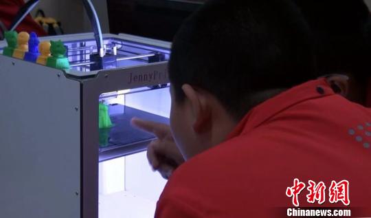 观察3D打印机打印过程