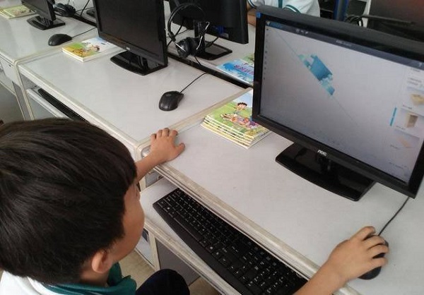 学生正在设计3D模型