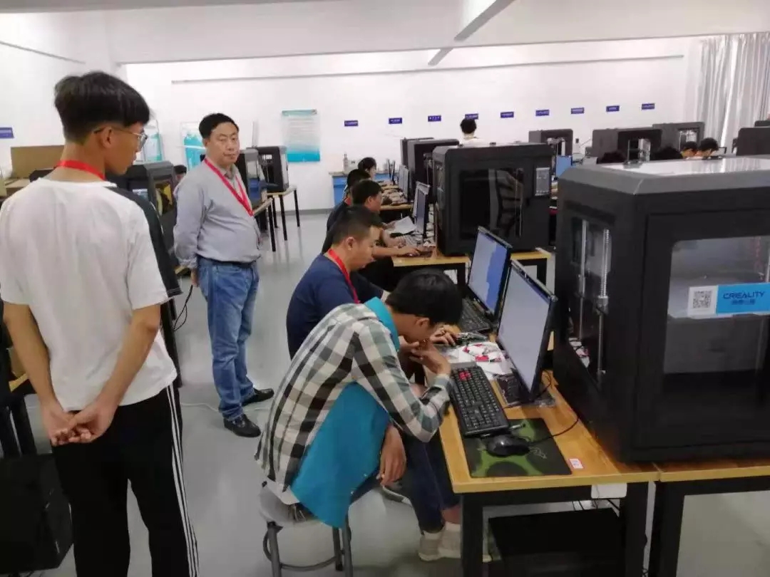 3D打印机参赛选手正在解决产品3D打印与后处理