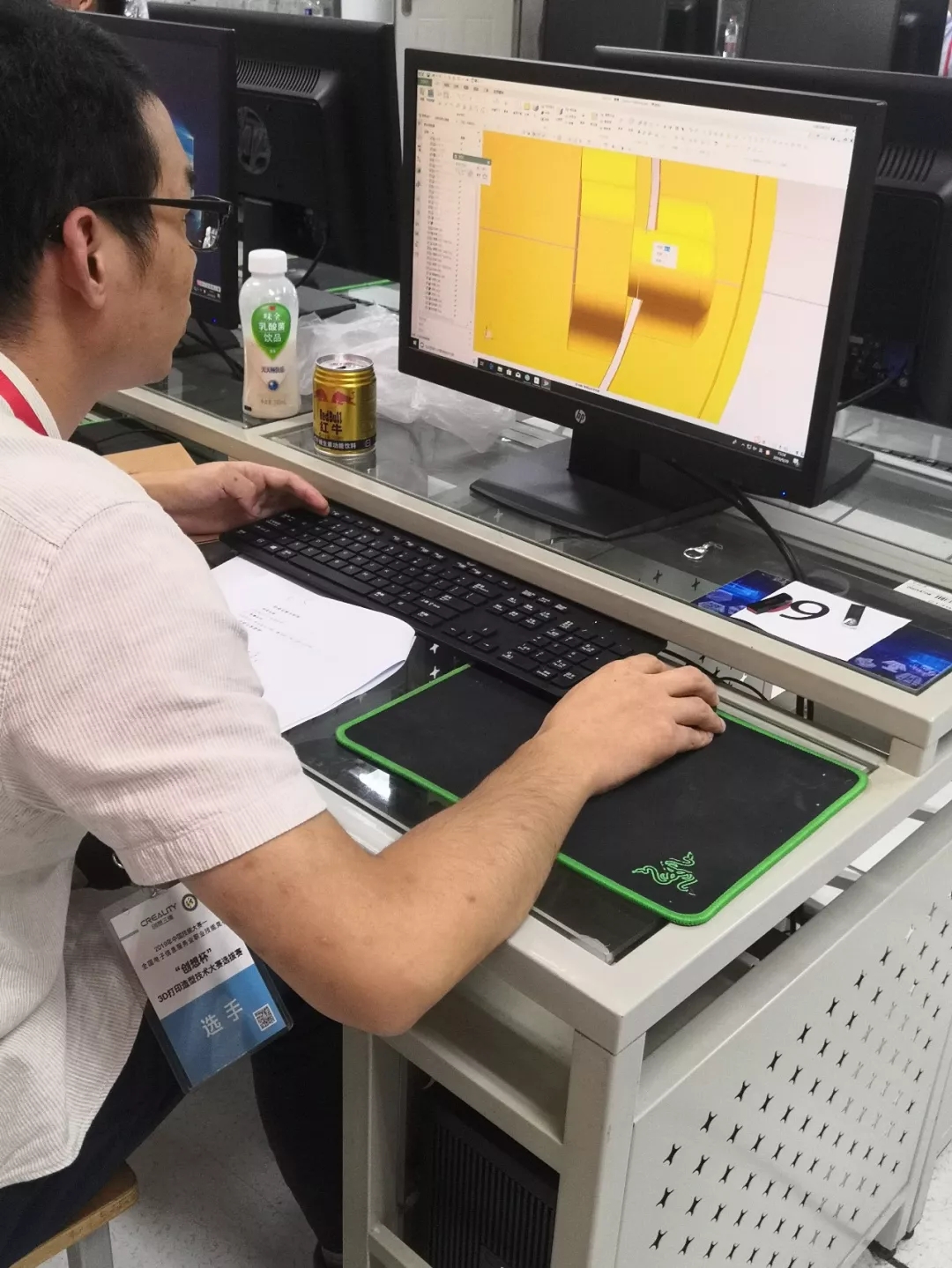 教师组正在使用电脑3D打印建模