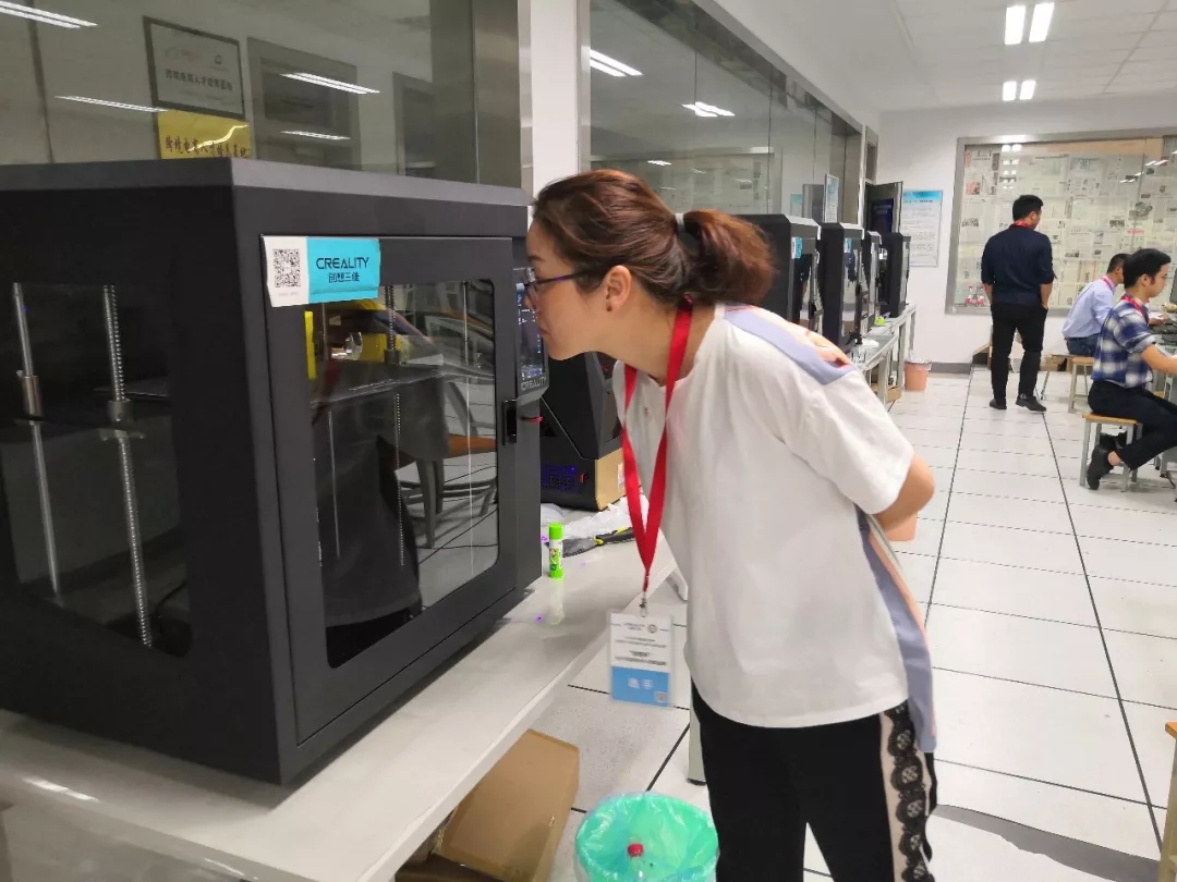 考官检查3D打印机设备的准确性