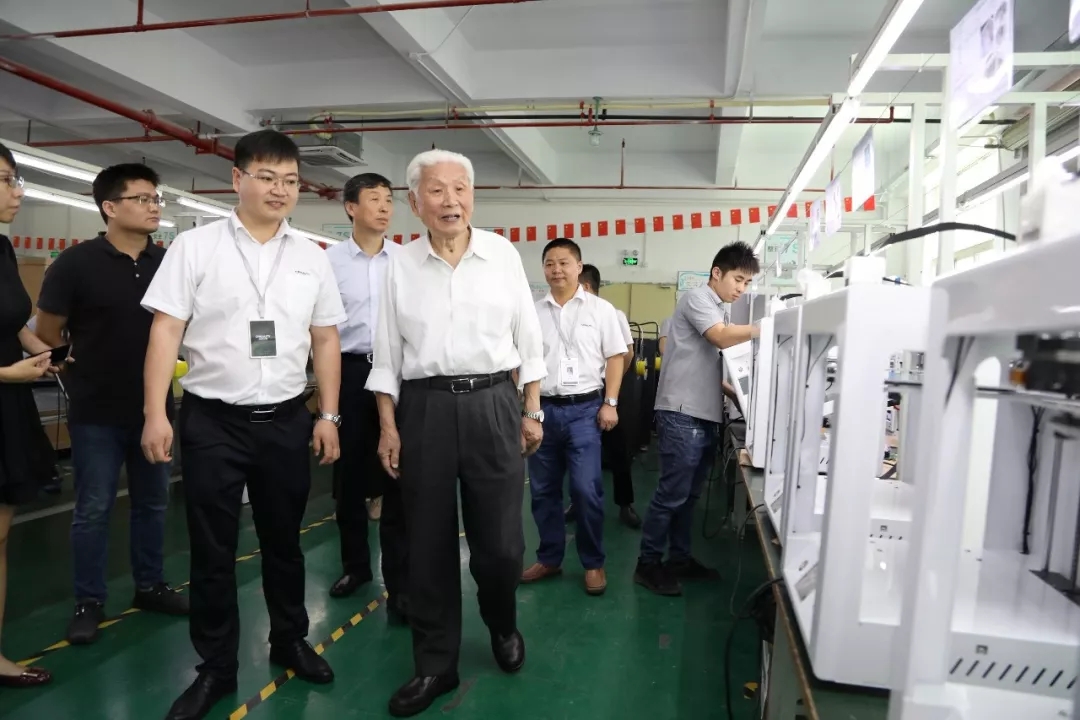 原航空航天工业部部长林宗棠巡查3D打印机生产过程