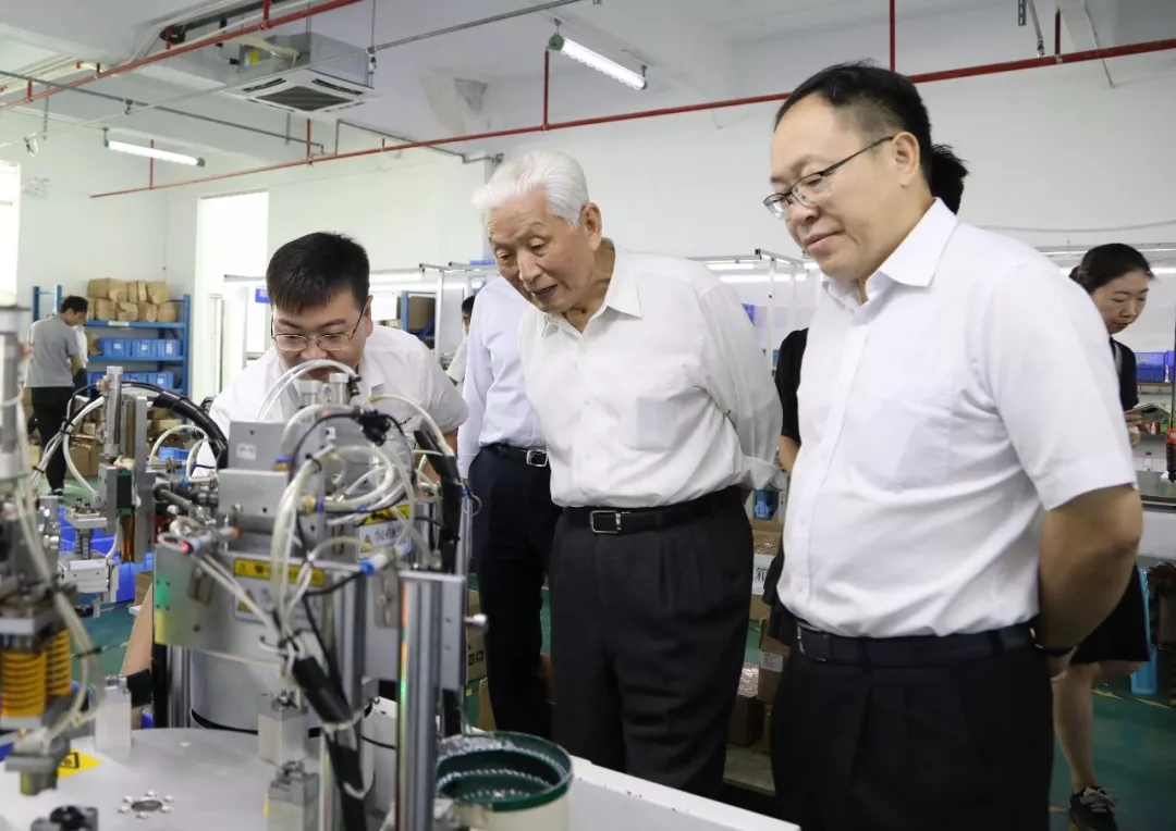 林宗棠对于模型成型的精度及细微之处的后处理技术详细进行了询问