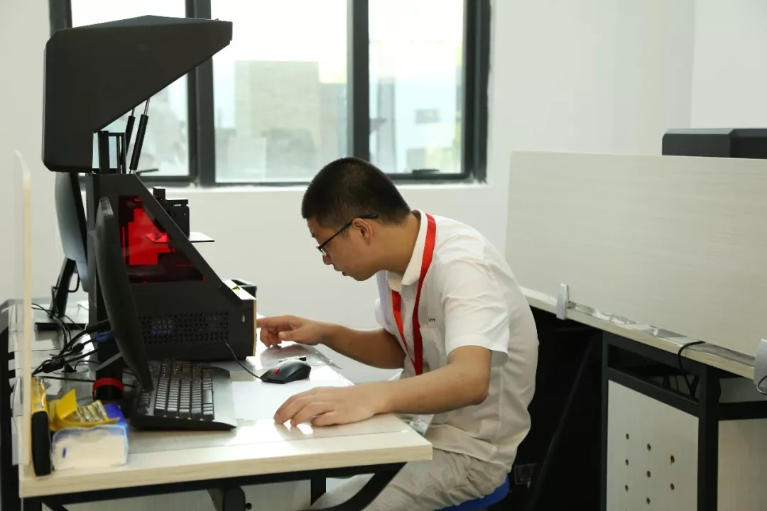 技术小哥调试3D打印机