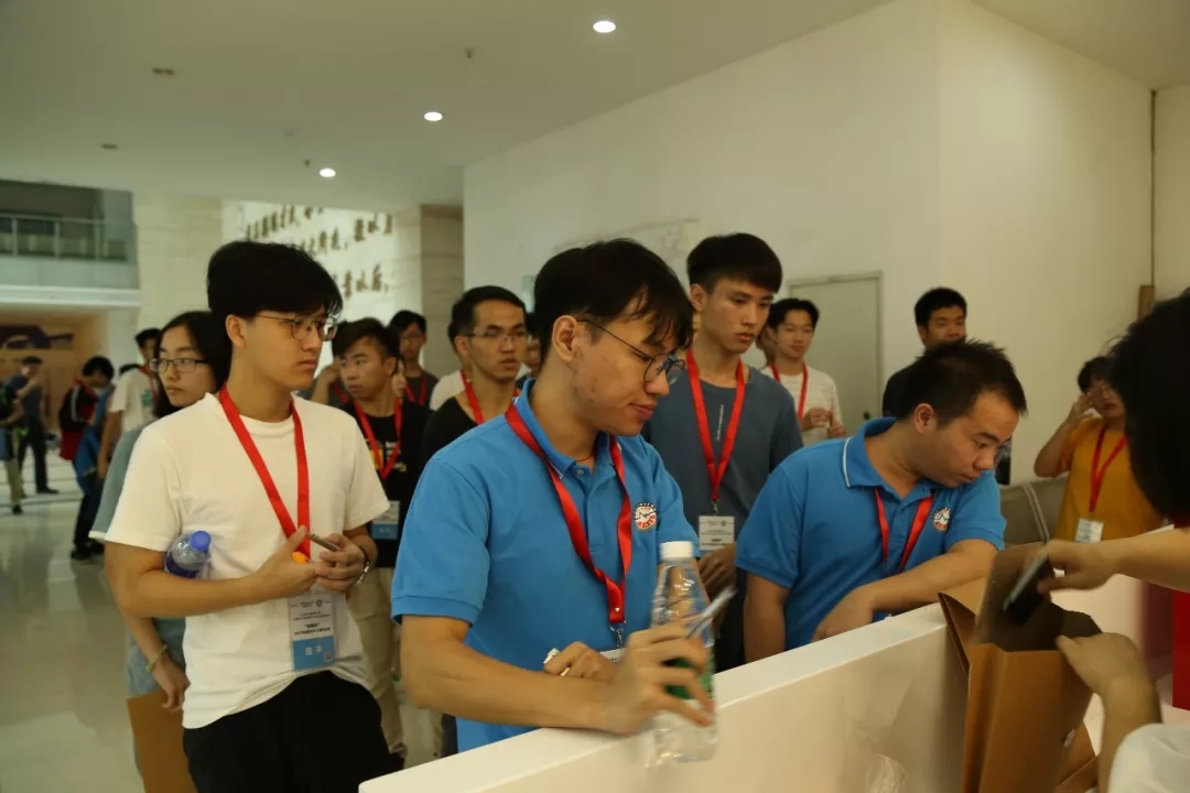 排队进入3D打印机考场