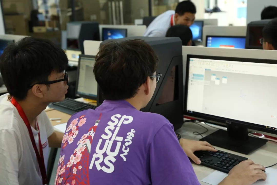 学生使用电脑3D打印建模