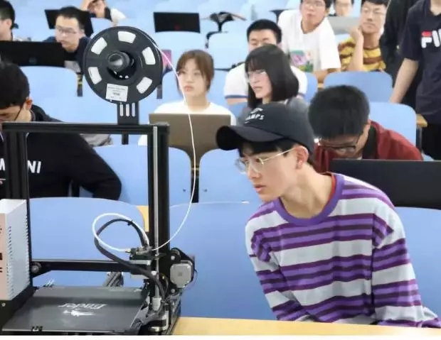 学生正在研究创想三维Ender-3S 3D打印机构造原理