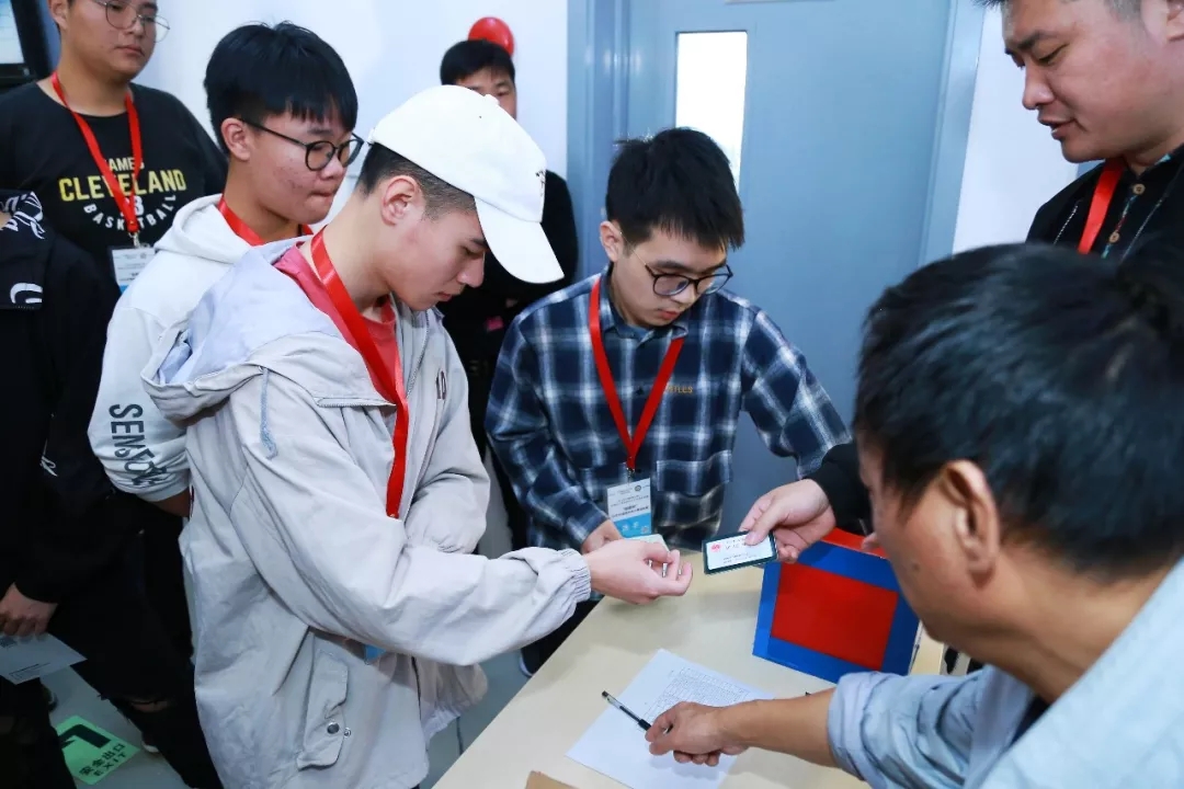 学生有序签到准备进入3D打印机考场