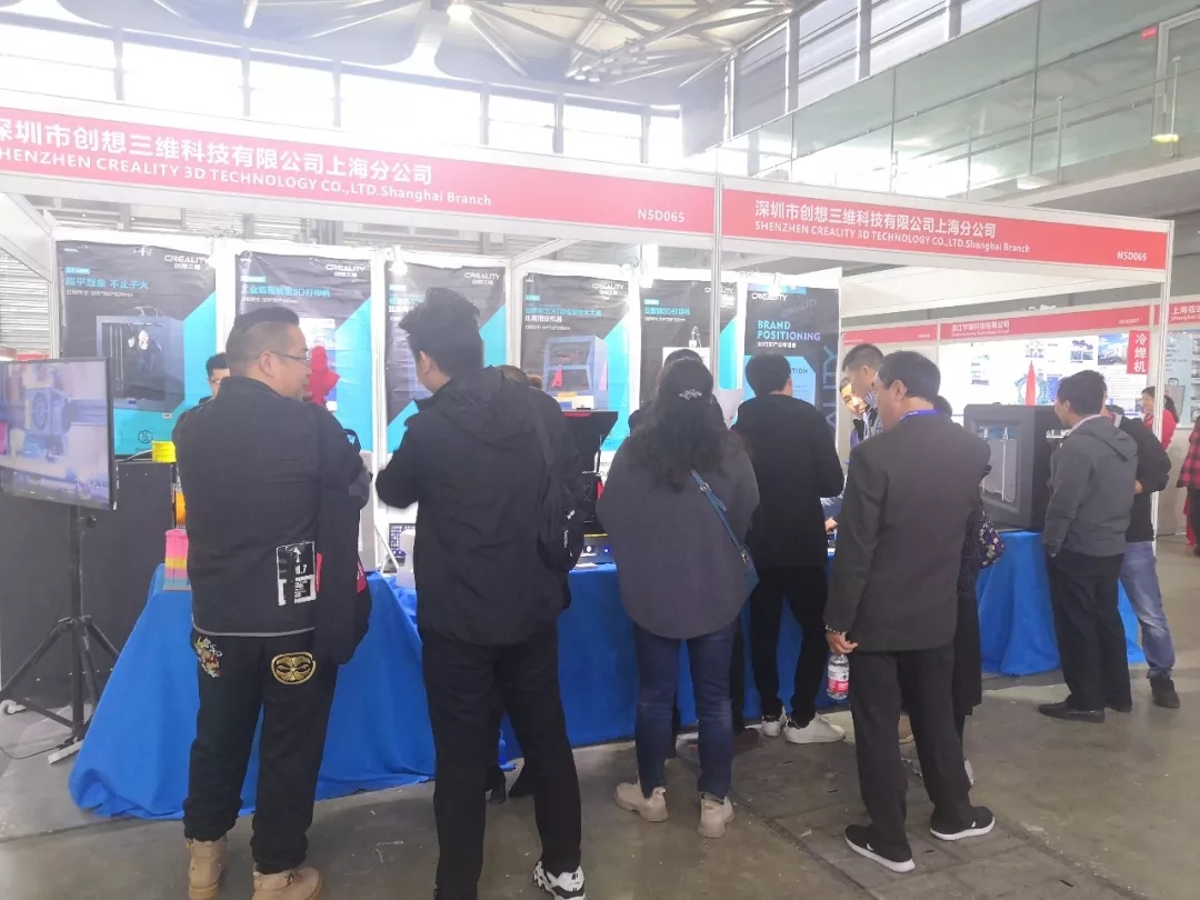 向观众展示了最先进的3D打印机