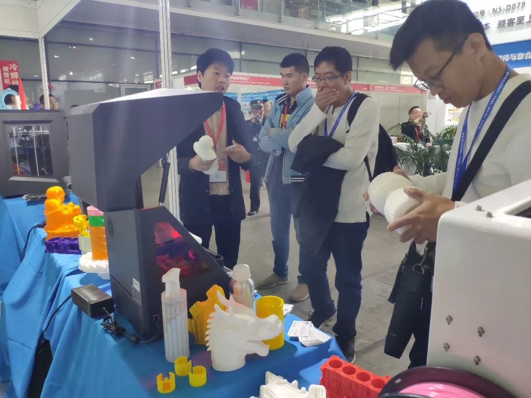 向观众展示了最先进的3D打印机打印的作品