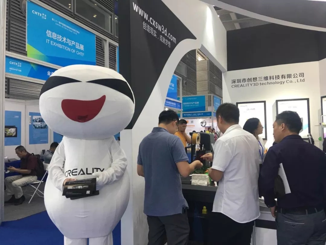 创想三维小维在接待前来观看3D打印机产品络绎不绝的人