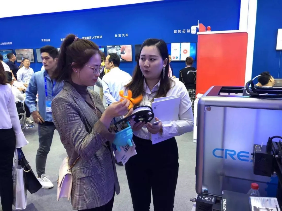 向游来的游客介绍起3D打印机产品优势