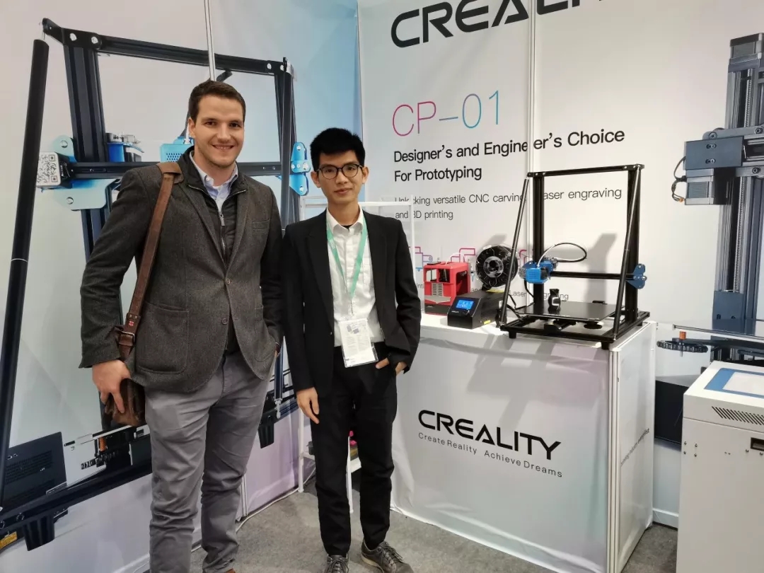 工作人员与用户跟3D打印机 CR-10 V2 合影