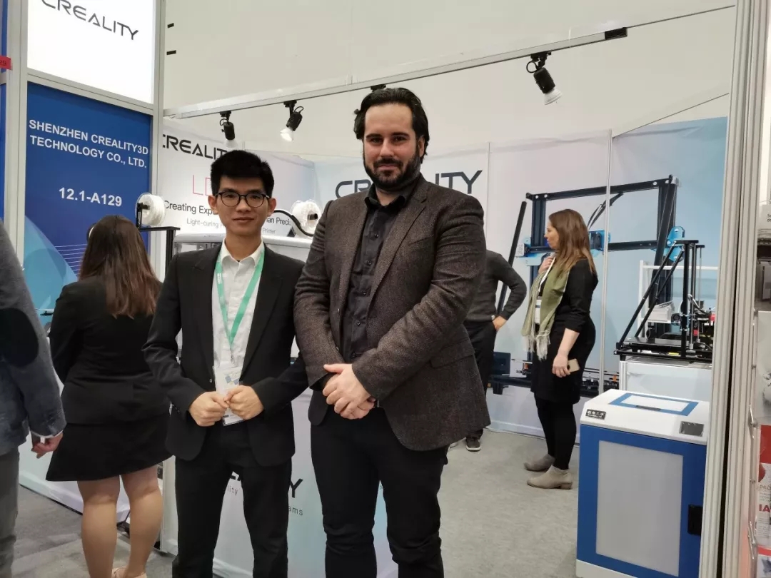 3D打印机展会上工作人员跟用户合影