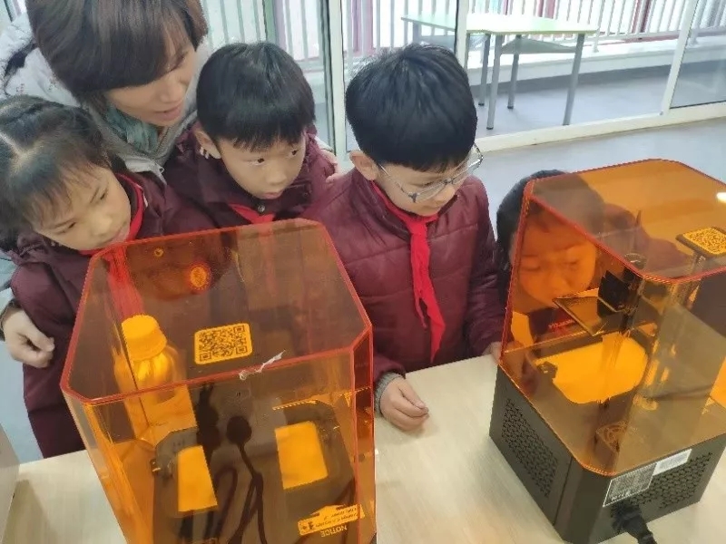 学生对3D打印机充满了好奇