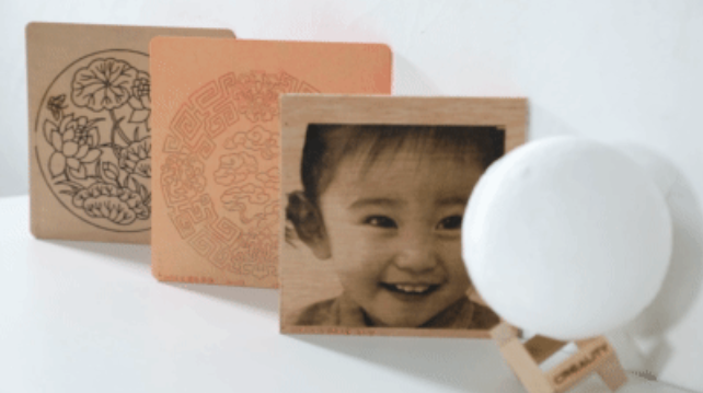 3D打印机在图片进行激光雕刻